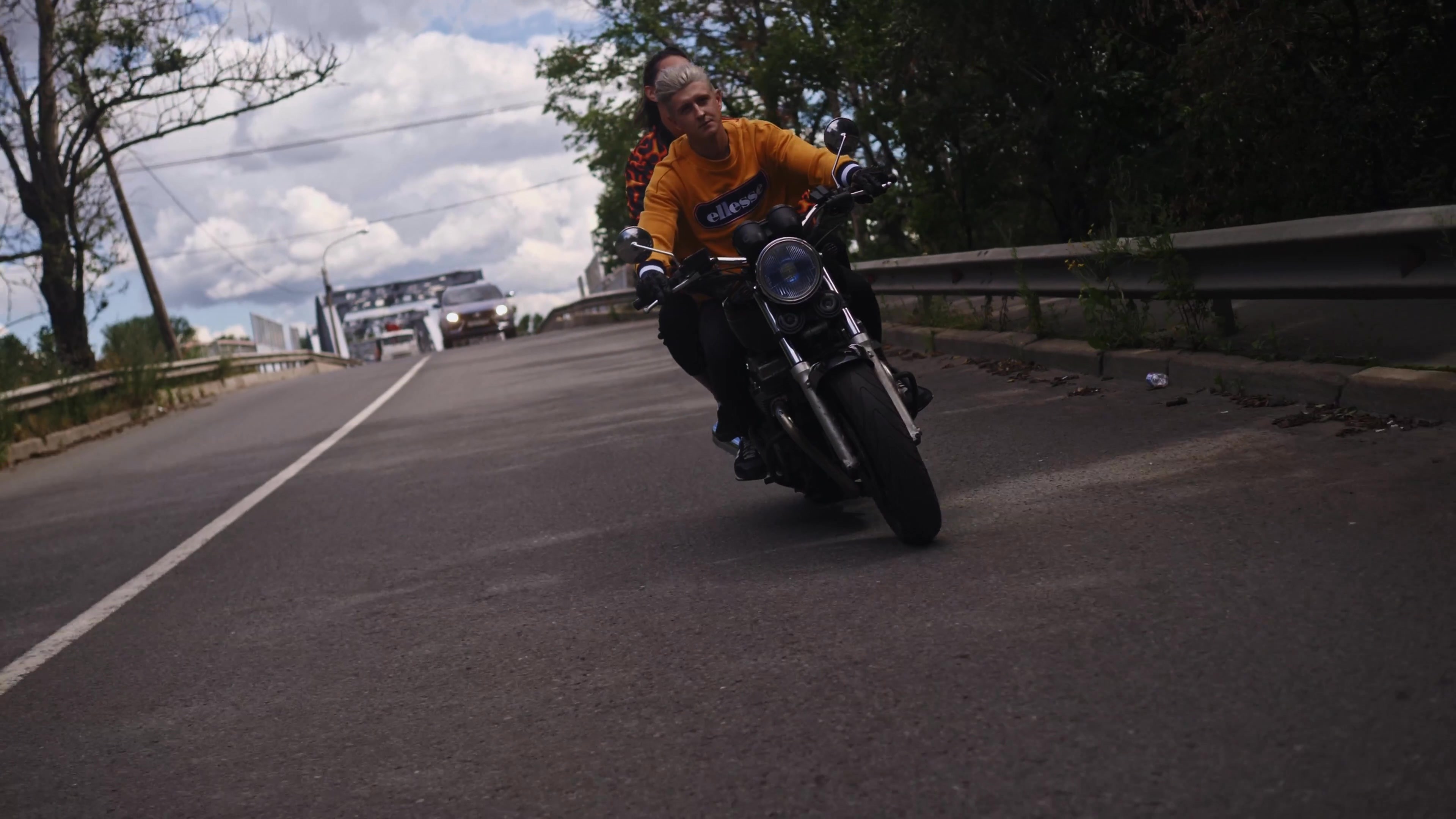 情侣在路上骑行