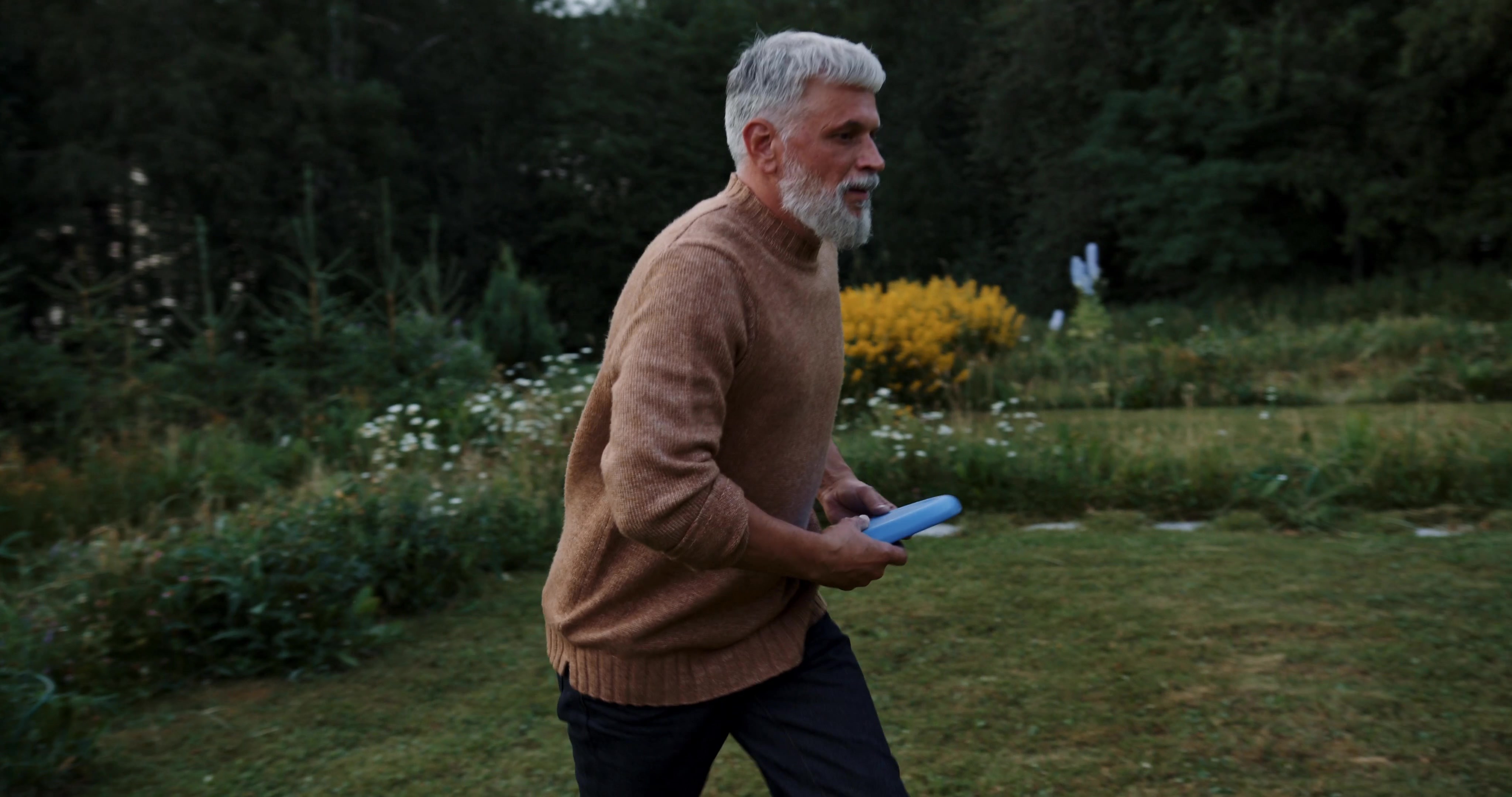 老人在进行飞盘游戏