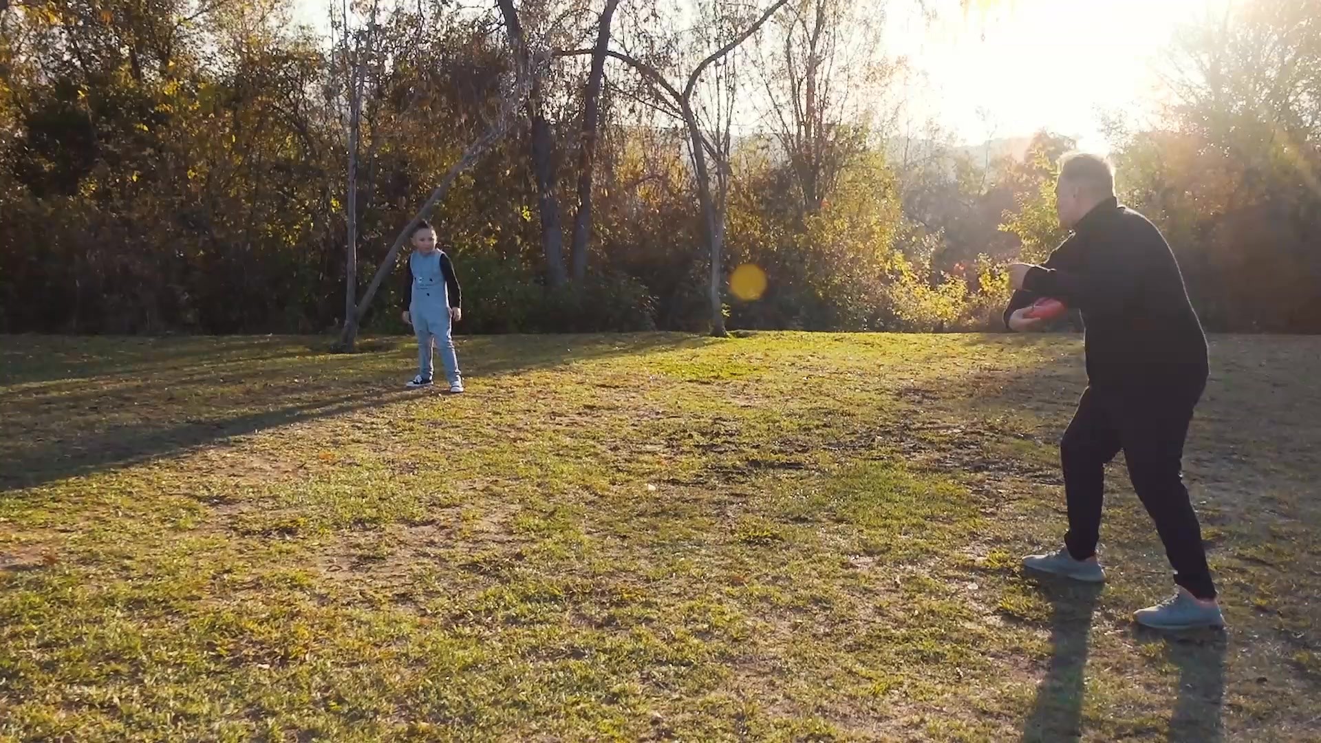 大人陪孩子玩飞盘