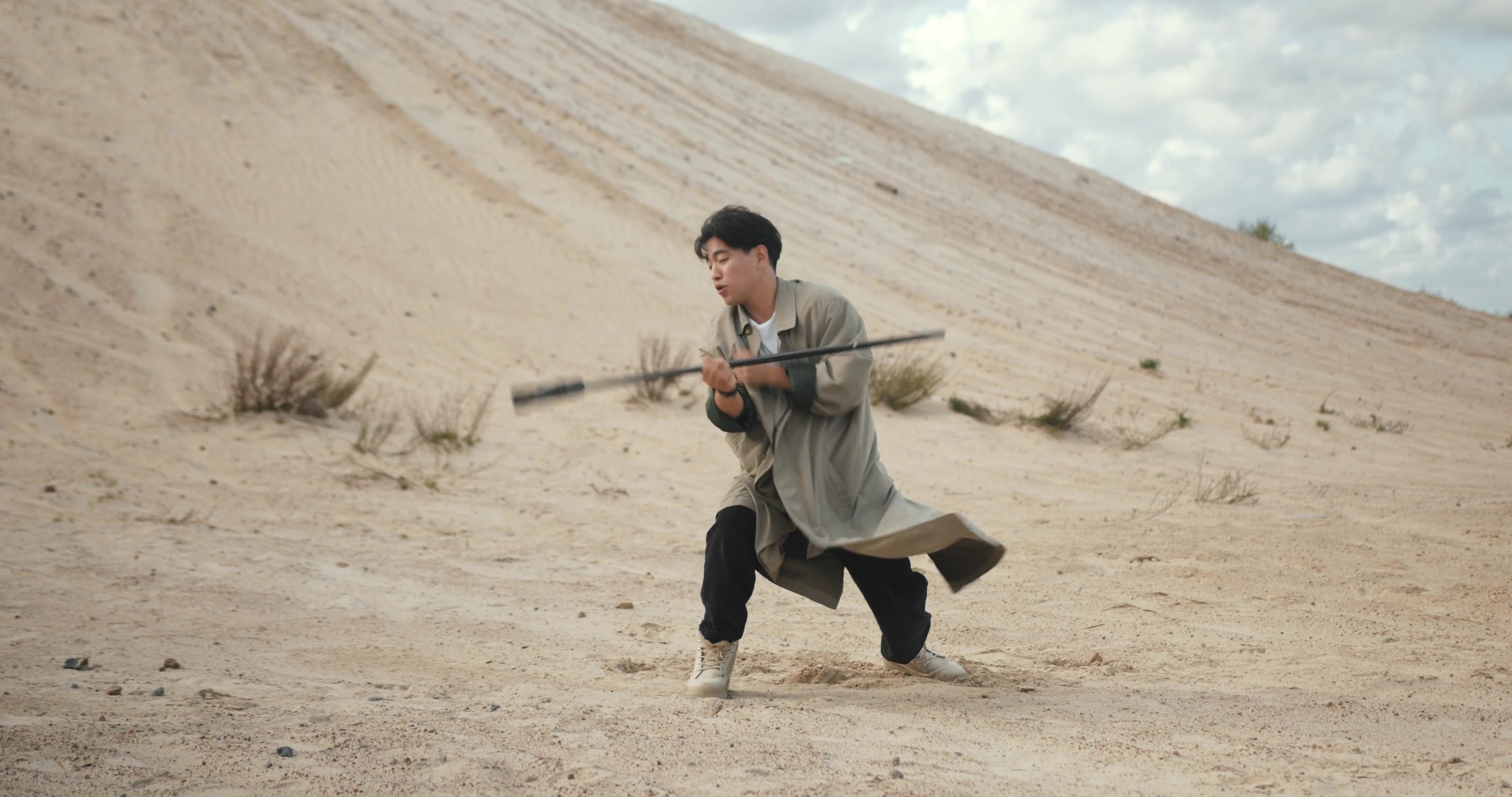 拿起扫把当做棍棒武耍