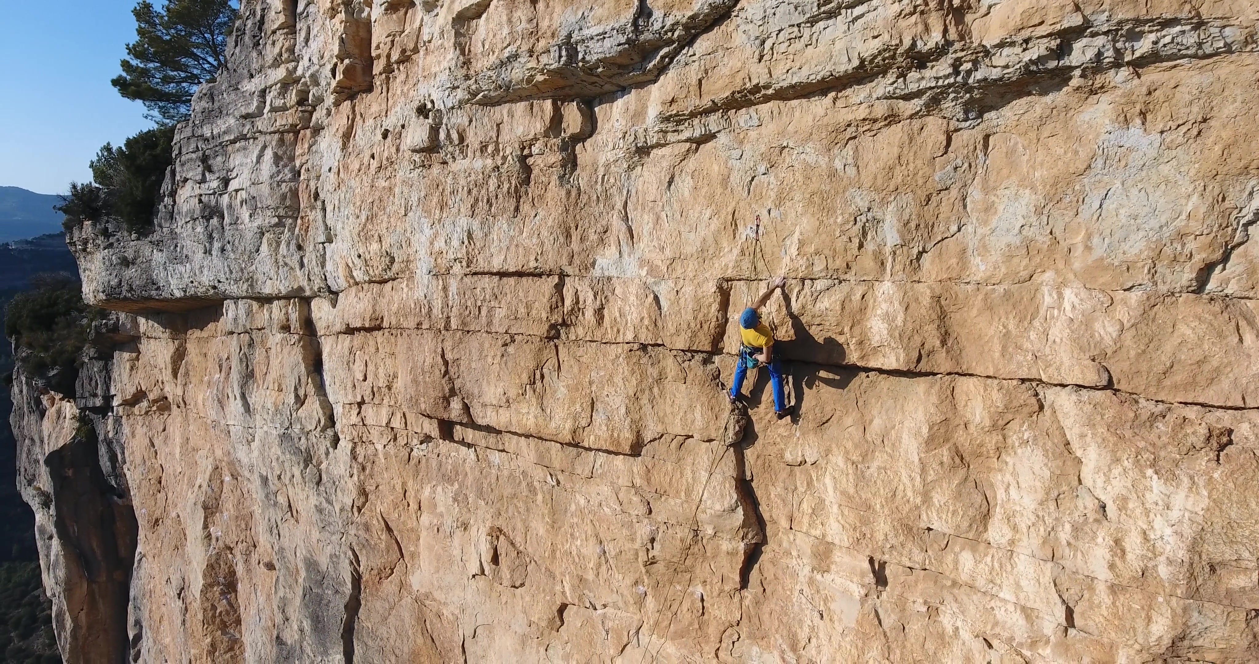 在危险的峭壁上攀岩