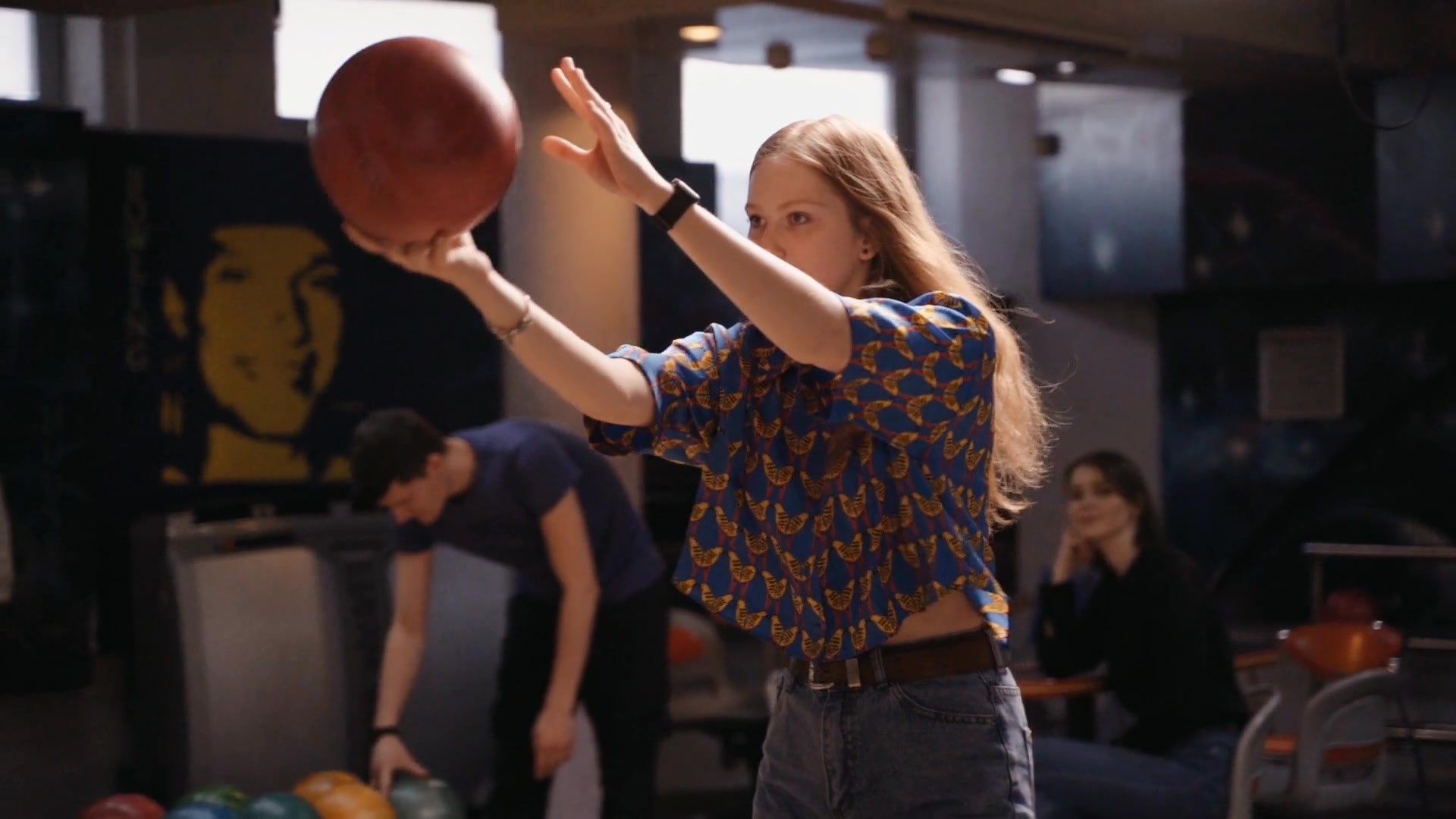 打保龄球的女孩