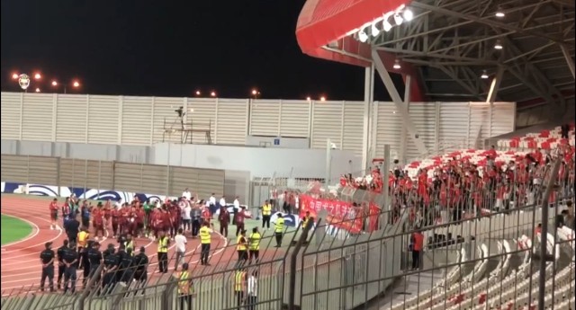 【现场直击】国足赛后与远征军合影 球迷给国脚比心