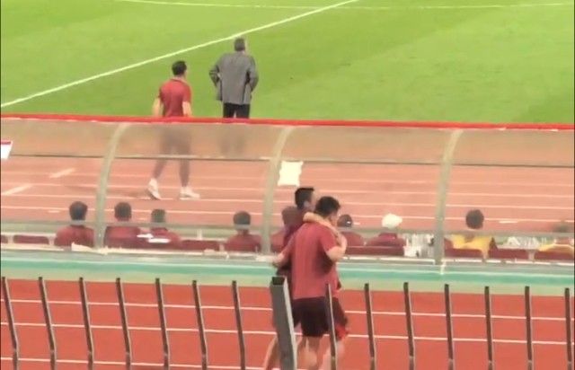 【现场直击】李磊伤情无碍？已回到替补席观看比赛