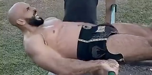 轮胎砸腹肌，这就是顶级球星保镖的训练方式吗