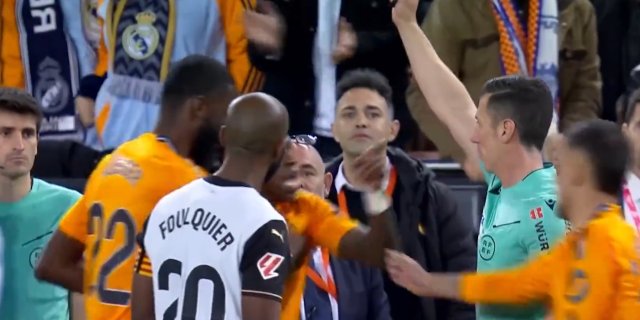 威尼修斯推人被裁判出示红牌,情绪激动