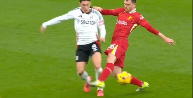 破坏对方进球机会，罗伯逊放倒威尔逊吃到红牌