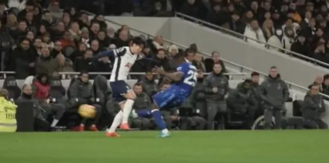 凯塞多抢断一脚把球踢飞，孙兴慜被掀翻跪地