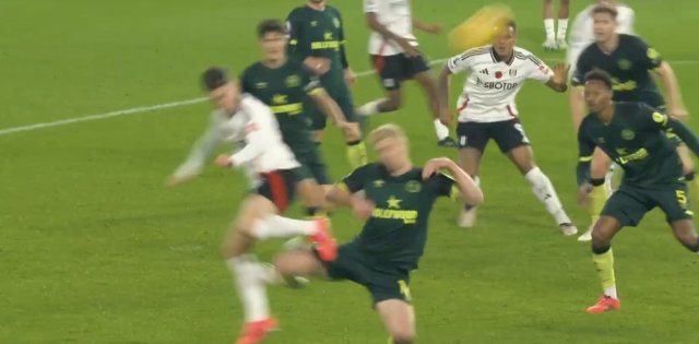 富勒姆迎战布伦特福德，威尔逊后脚跟潇洒撩射破门