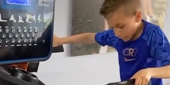 身穿CR7球服小球迷训练视频在网络爆火