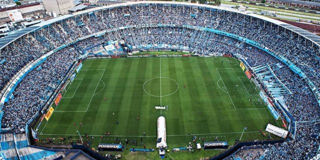 来自南美球迷的热情，看台有点顶不住了