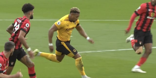 好像在足球场看到了橄榄球运动员