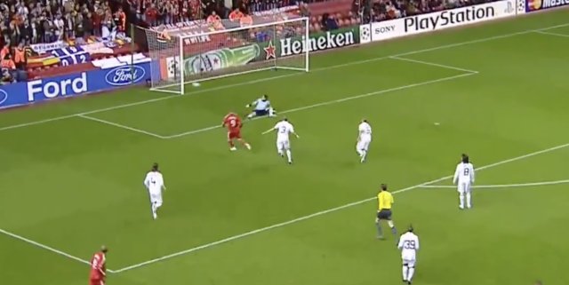 托雷斯灵巧转身爆射，卡西闪电反应做出扑救