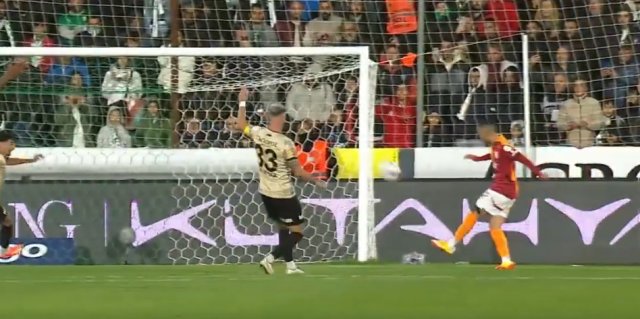 顶级球员低级错误？齐耶赫逆天空门不进