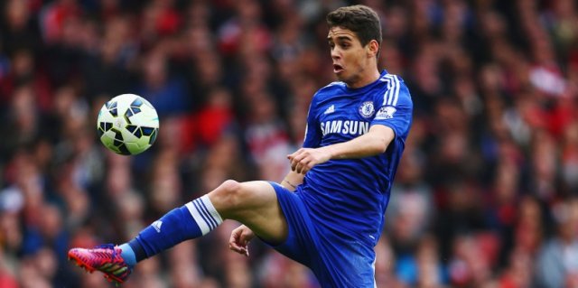 磕球转身晃开皮尔洛，奥斯卡起脚兜射攻破球门