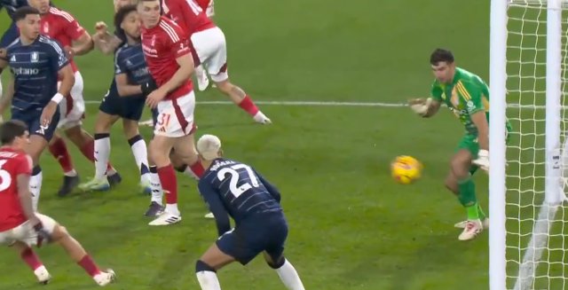 指尖的爆发力，大马丁用指尖把球从球门线上拨出