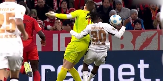 拜仁0比1不敌勒沃库森的比赛，诺伊尔17分钟直红