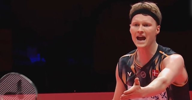 发球裁判员咳嗽影响？裁判长介入判为重发球