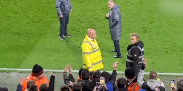 热刺球迷不满球队输球，场边嘘声不断