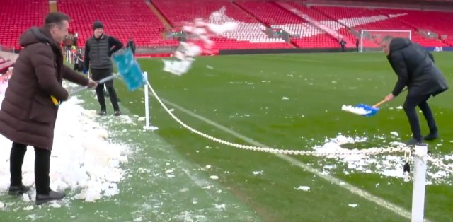 雪战到底,卡拉格和内维尔“秀恩爱”