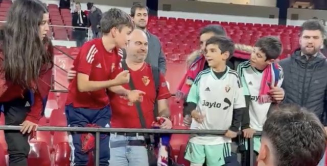 谁赢了谁获得球衣,三局两胜!